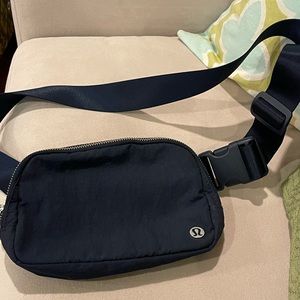 Lululemon Everywhere Belt Bag (original strap version) True Navy